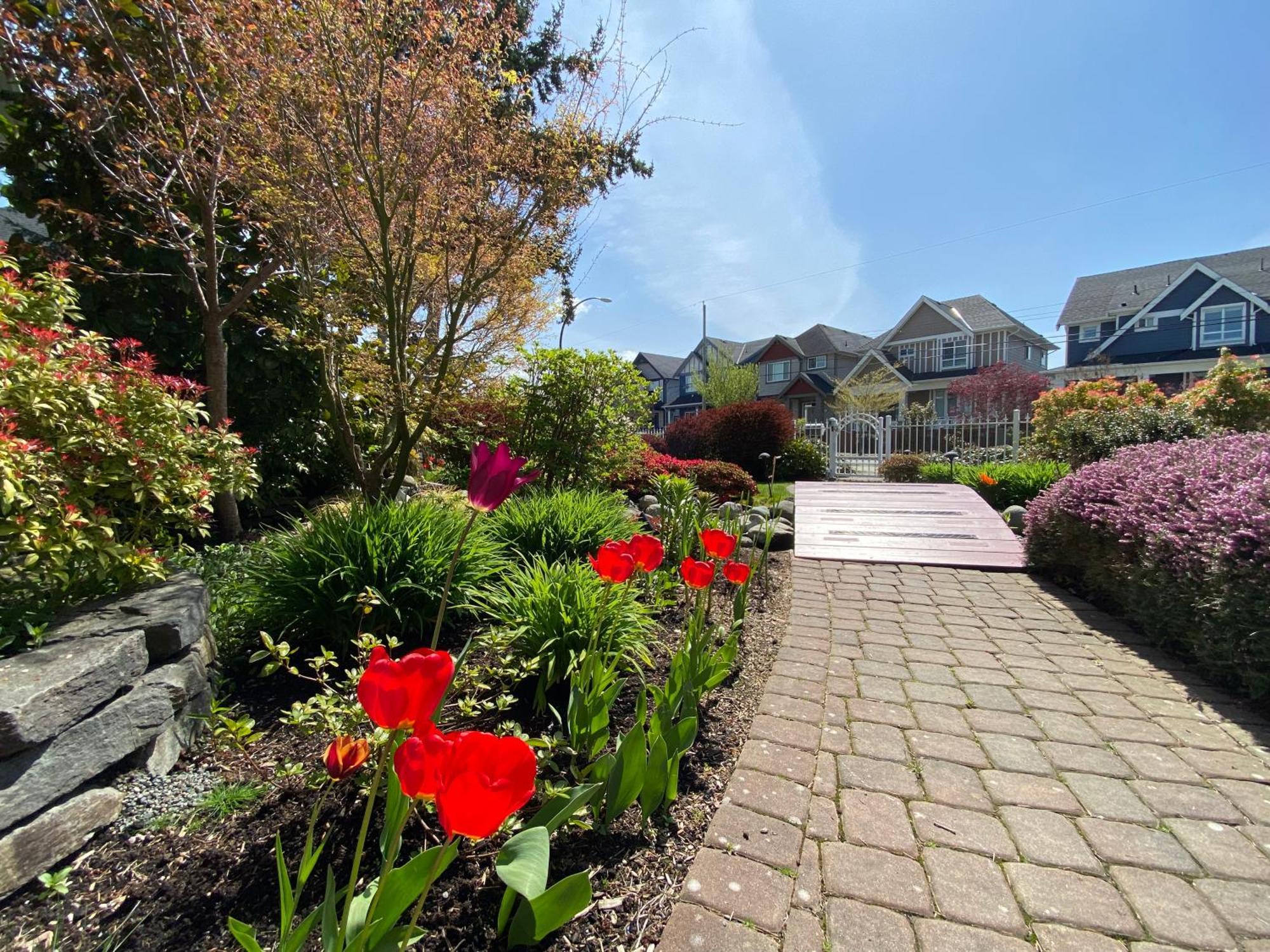 Mae Sweet Home Surrey Bagian luar foto